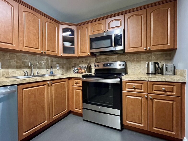 Building Photo - 13720 SW 90th Ave