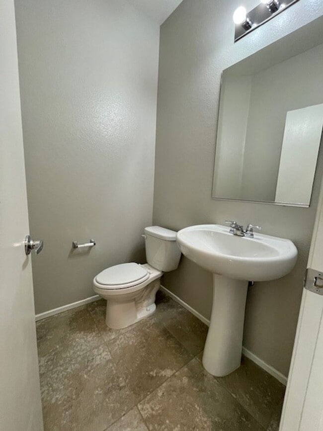 Building Photo - Beautiful South West Home-Coming Soon-8/21/26!