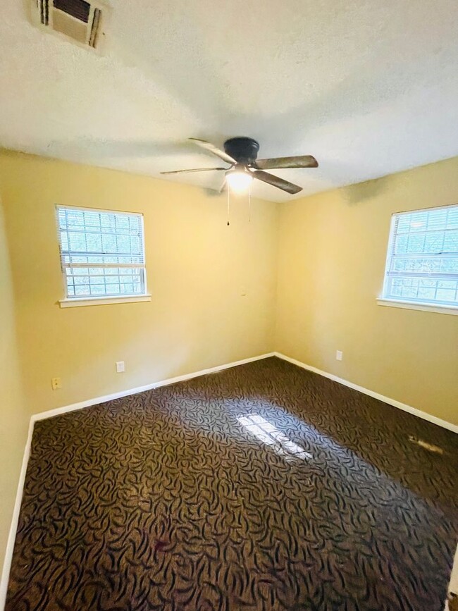 Building Photo - ** 3 Bed 1 Bath located in Chisholm ** Cal...