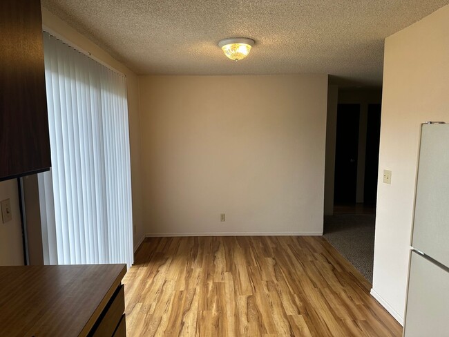 Building Photo - Great single level 2 bed/1 bath duplex in ...