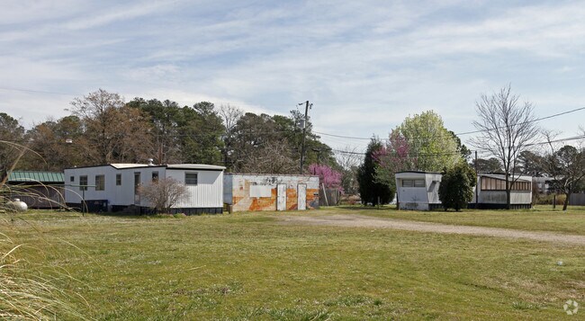 Building Photo - Lone Oak Trailer Park