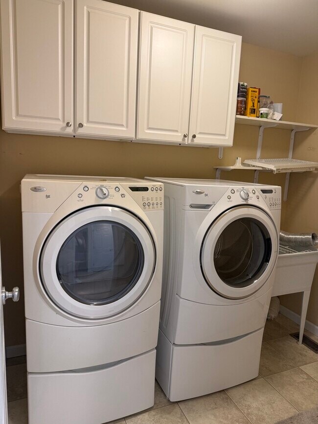 Building Photo - Rockwood Schools 3 Bedroom 2 full baths and 2 half Baths
