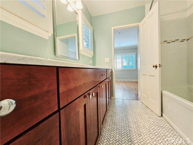 Building Photo - 743 Kerns Ave
