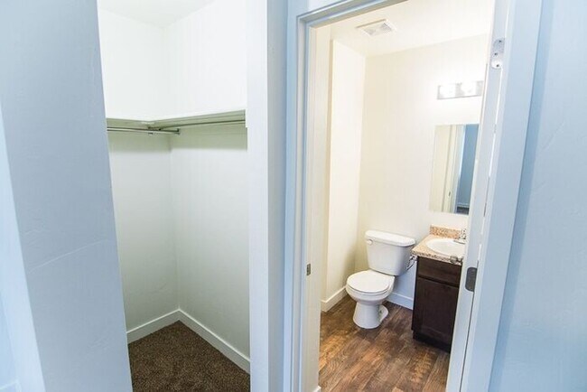 Building Photo - THE LOCHS! Gorgeous Townhome First Month Free