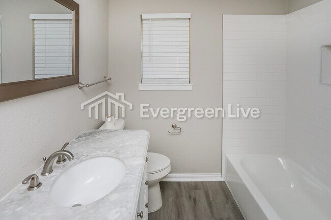 Building Photo - 715 San Juan Dr