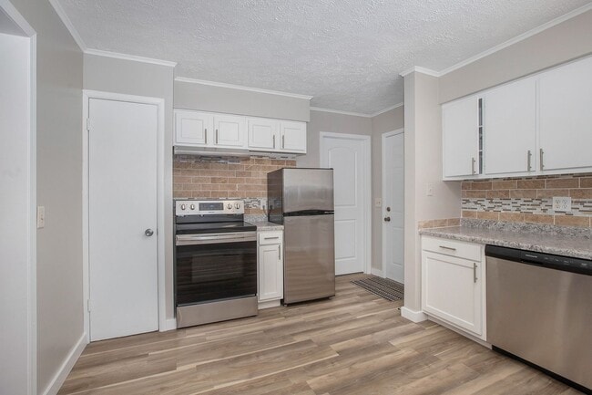 Building Photo - 2/1 Ranch Style Home