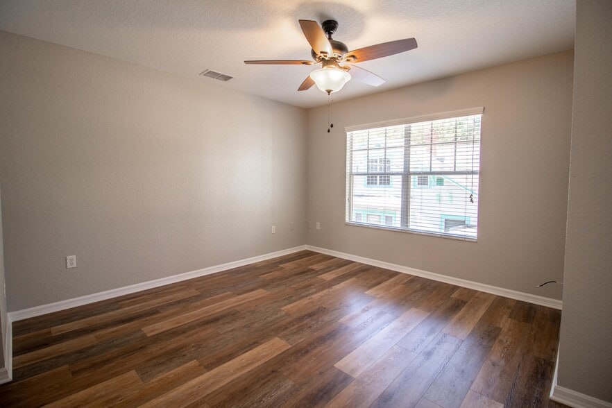 Building Photo - 405 S Lake Ave