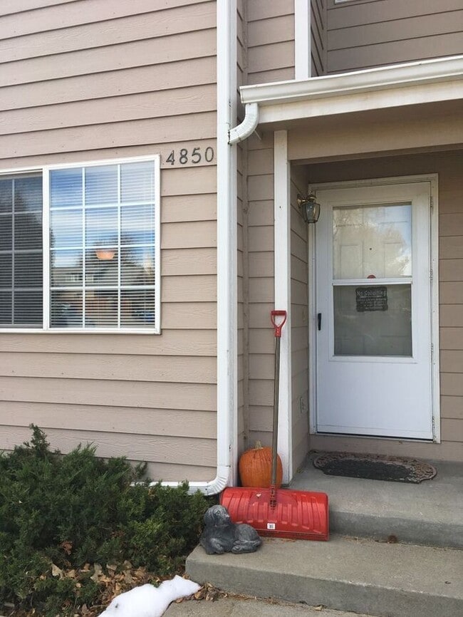 Building Photo - 2 Bed 1.5 Bath Townhouse End Unit in North Central Loveland - Water/Sewer/Trash Included in Rent!