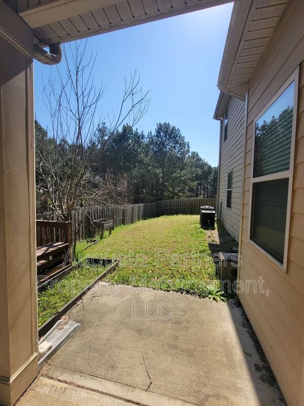 Building Photo - 325 Bellhaven Dr