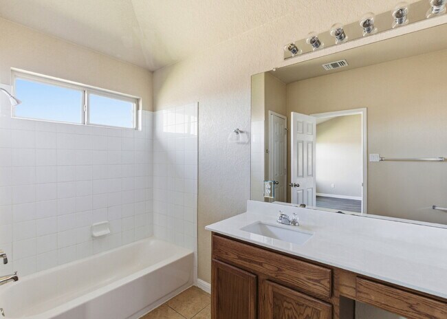 Building Photo - Move-In Ready 3 Bedroom Home with Granite Kitchen and Covered Patio!