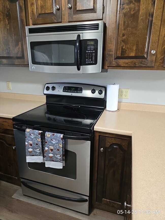 Building Photo - 220 8th St NE