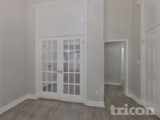 Building Photo - 729 Forest Ln Dr