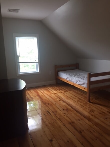 Upper bedroom - 76 Eleanor St