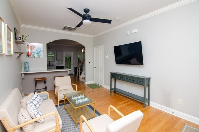 Building Photo - Furnished rental