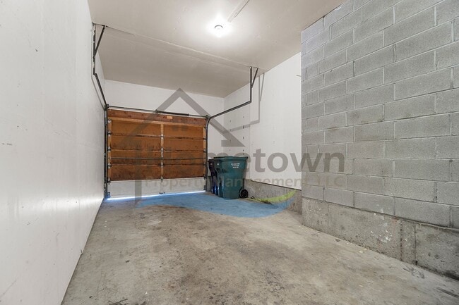 Building Photo - 2 Bedroom 1 Bath Home with Attached Garage...