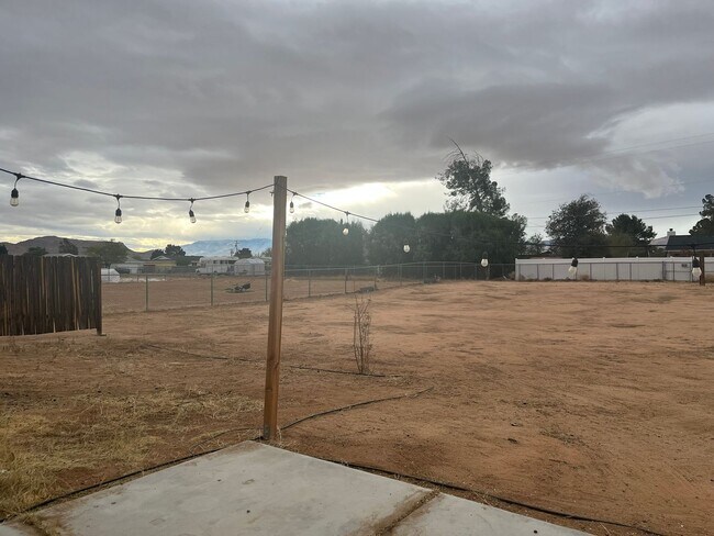 Building Photo - Charming Three Bedrooms, 2 Bathrooms Home ...