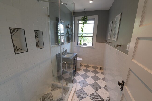 Building Photo - Charming 2BR + home office Condo in the he...