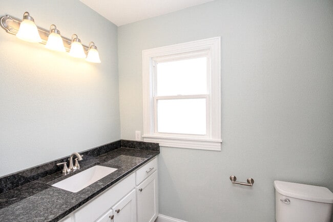 Building Photo - Charming Duplex 1/1 Duplex With Storage!