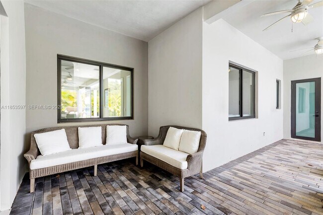 Building Photo - 5500 SW 67th Ave