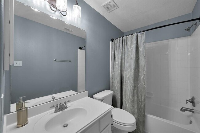 Building Photo - 2511 N Yorkchase Ln