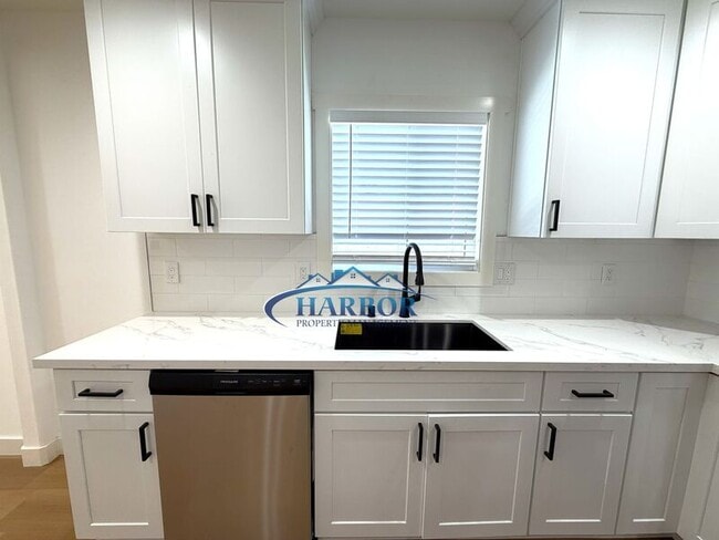 Building Photo - 3409 S Pacific Ave