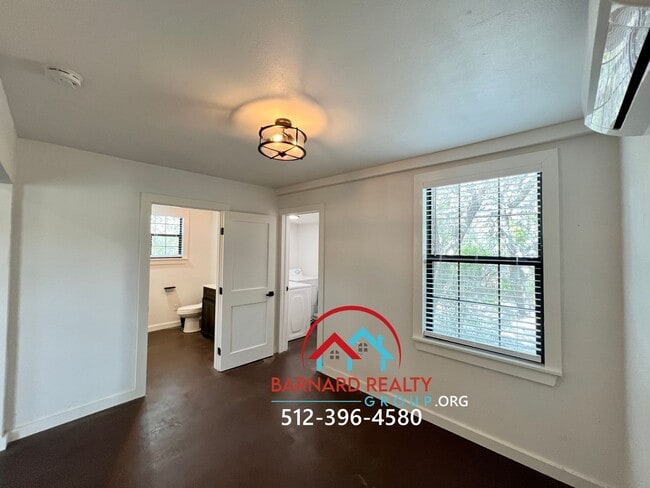 Building Photo - Country Living At It's Finest!