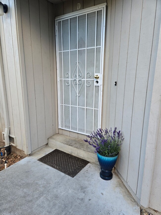 Building Photo - Healdsburg 2BR/1.5, 2 story, walk to downt...