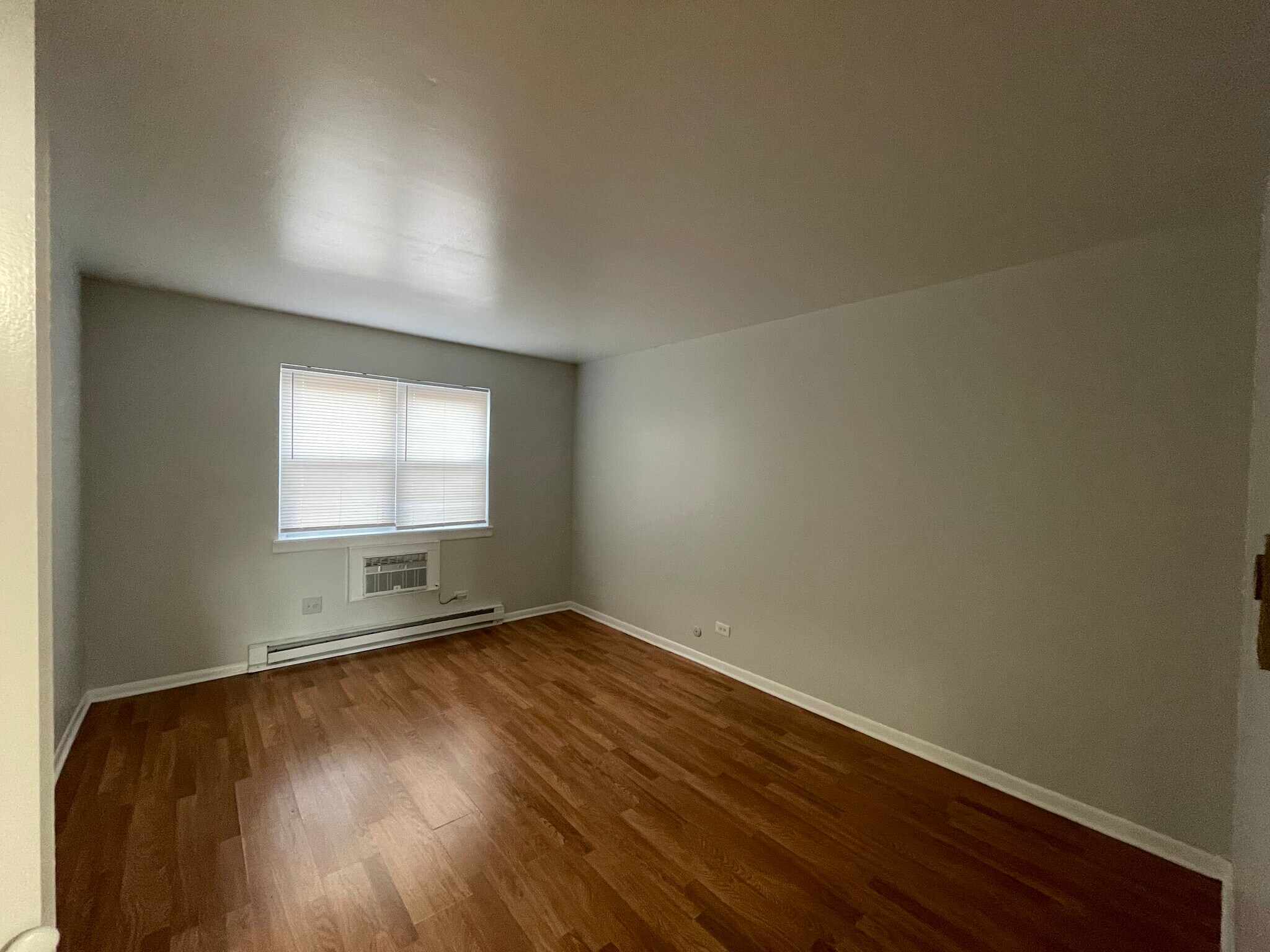 Building Photo - 5920 N Kenmore Ave