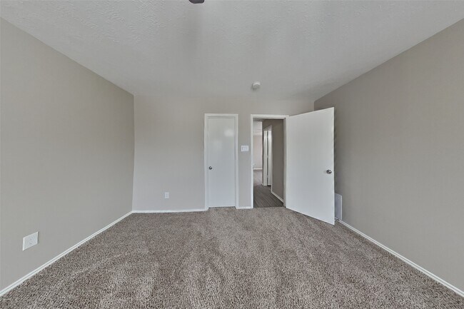 Building Photo - 11950 Rolling Stream Dr