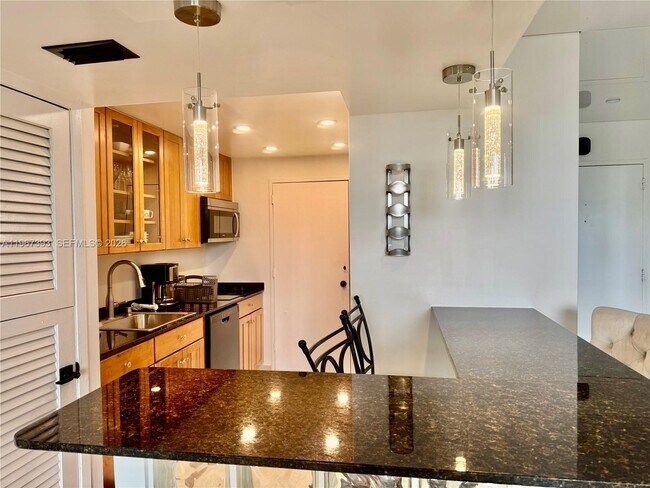 Building Photo - 9800 W Bay Harbor Dr