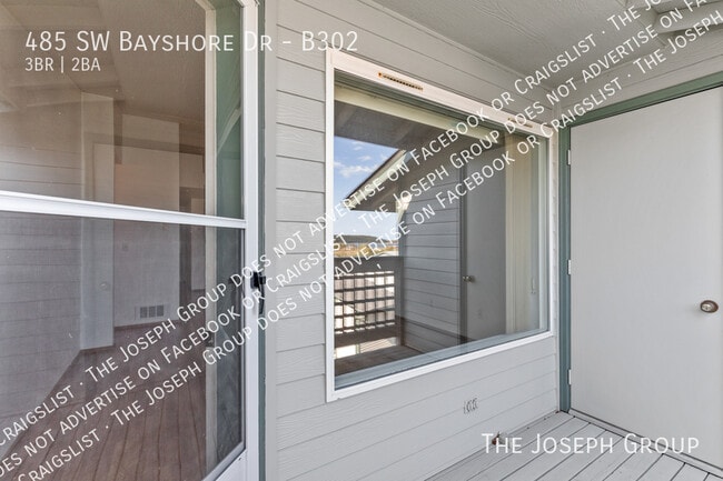 Building Photo - 485 SW Bayshore Dr