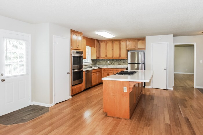 Building Photo - 203 Bumblebee Dr