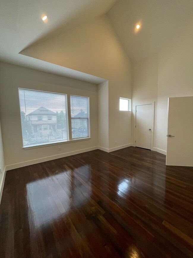 Building Photo - 1/2 Off First Month's Rent, 6Bdrm, 3Bath