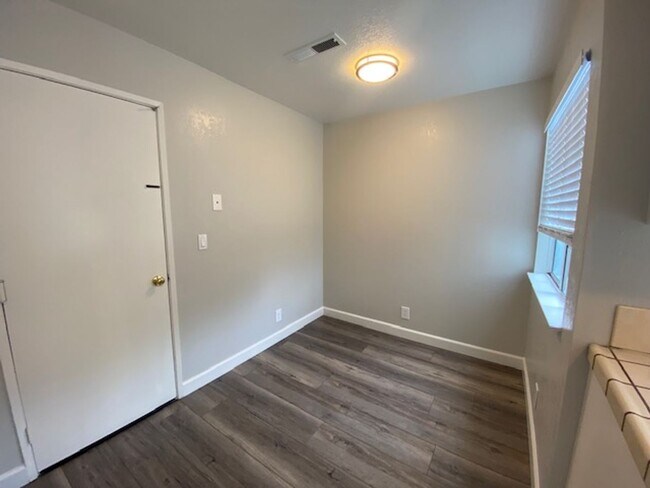 Building Photo - 3BR/ 2BA Updated Home!
