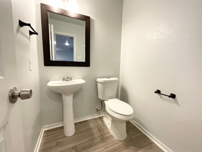 Building Photo - Outstanding 3 bedroom/2.5 bath home in established neighborhood just minutes from Lackland AFB an...