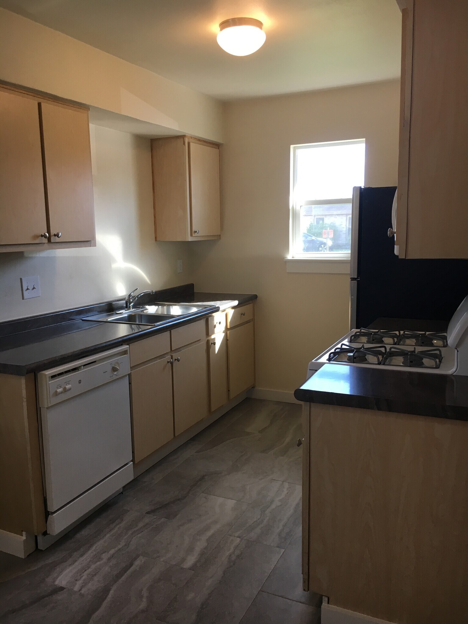 *Newer Stainless DW-quiet - 5802 Tracy Lynn Ln