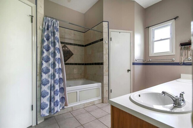 Building Photo - 709 Sapling Cove