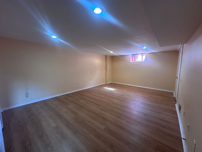 Building Photo - Hikes Point 3+ bedroom home with finished basement and garage