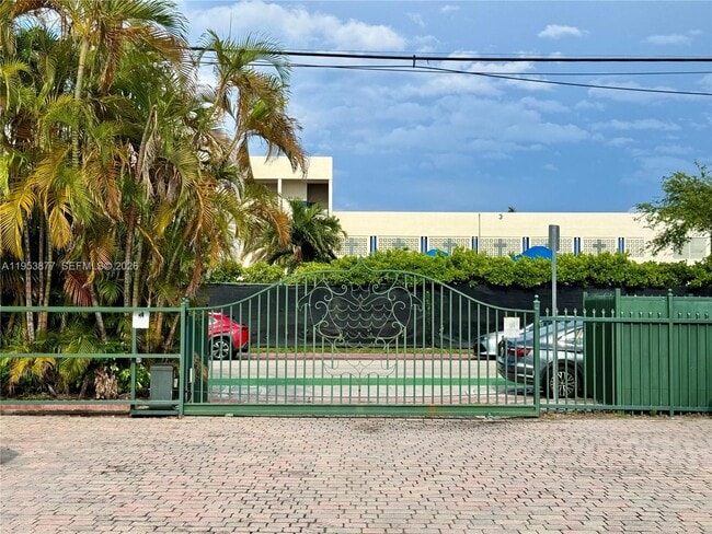 Building Photo - 8620 Byron Ave