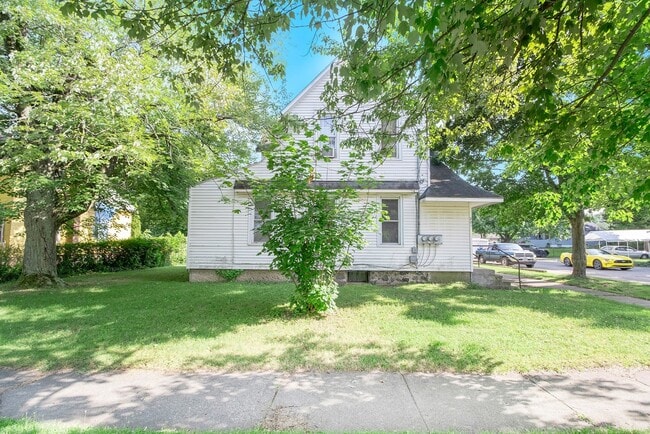 Building Photo - 1703 S Park St