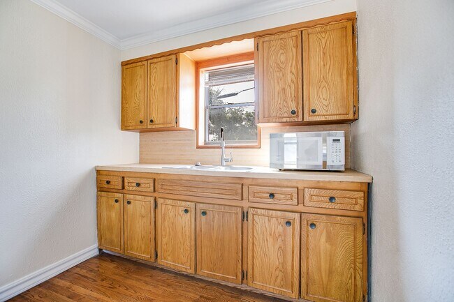 Building Photo - 421 W Concho Ave