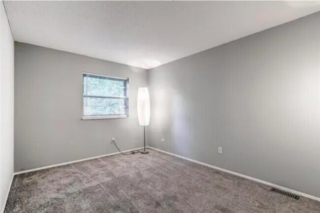 Building Photo - 252 Glandore Dr