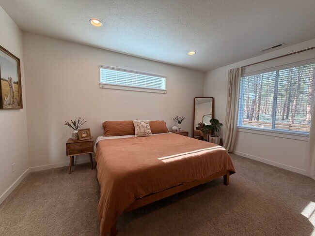 Building Photo - 3 Bed/2 Bath Single Level Home in Sisters! - Backs Up to Deschutes National Forest