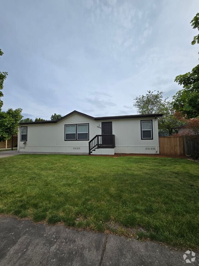 Building Photo - Pet Friendly 3 Bed / 2Bath Home w/ Carport