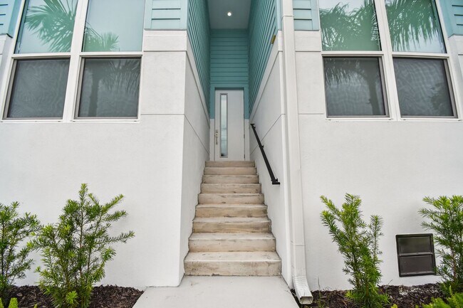 Building Photo - A charming coastal townhouse, just minutes from downtown St. Pete!