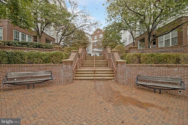 Building Photo - 801 S Greenbrier St