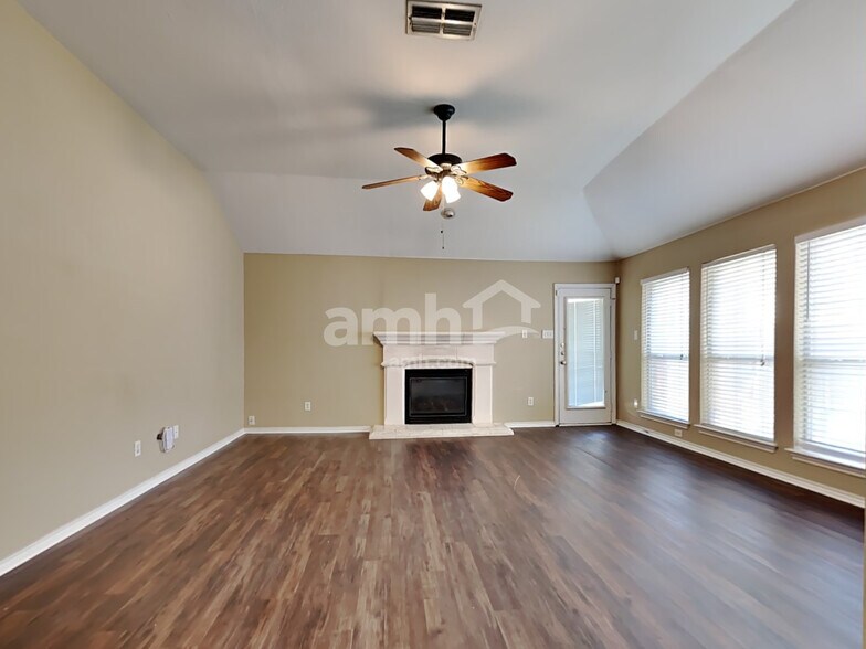 Building Photo - 8820 Sunset Trace Dr