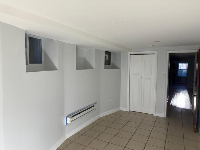 Building Photo - 1221 S 52nd St