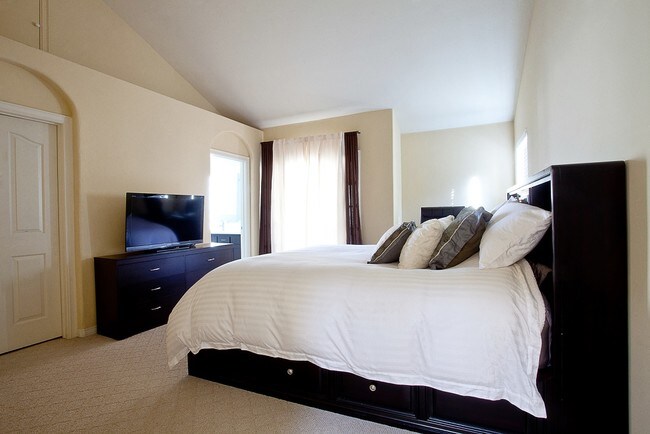 Building Photo - 450 Elmwood Dr