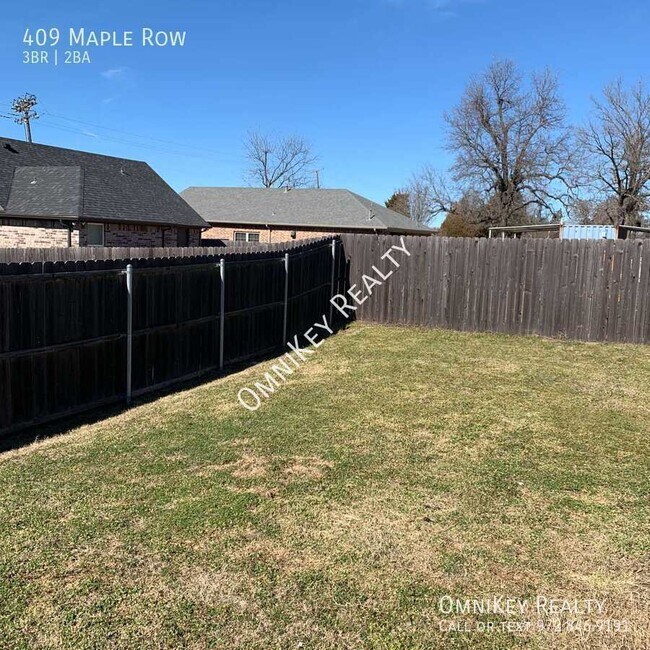 Building Photo - 409 Maple Row